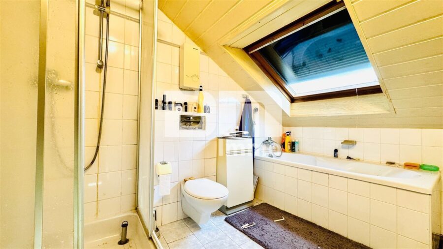 Sanierter Zweigenerationen-Traum mit Pooloase und autarker Zukunftsvorsorge - DG Ausgebauter Dachboden / Bad / Wanne / Dusche